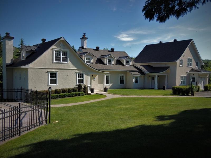 Auberge Sous L'Edredon B&B Saint-Sauveur Exterior photo